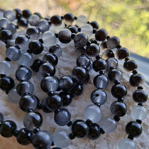 108 szemes meditációs mala � Árnyékfény, fekete�szürke (8mm), fekete bojt - otthon & életmód - dekoráció - spiritualitás - mala - Meska.hu