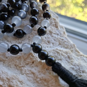 108 szemes meditációs mala � Árnyékfény, fekete�szürke (8mm), fekete bojt - otthon & életmód - dekoráció - spiritualitás - mala - Meska.hu