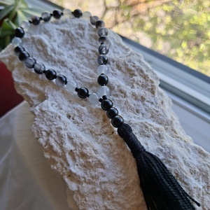 27 szemes meditációs mala � Árnyékfény, fekete�szürke (8mm), fekete bojt - Meska.hu