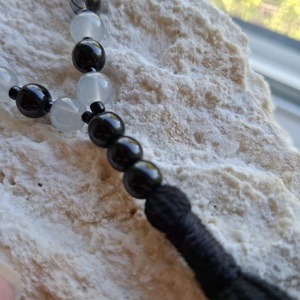 27 szemes meditációs mala � Árnyékfény, fekete�szürke (8mm), fekete bojt - otthon & életmód - dekoráció - spiritualitás - mala - Meska.hu