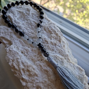 27 szemes meditációs mala � Árnyékfény, fekete�szürke (8mm), szürke bojt - Meska.hu