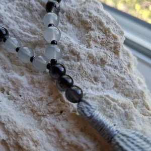 27 szemes meditációs mala � Árnyékfény, fekete�szürke (8mm), szürke bojt - otthon & életmód - dekoráció - spiritualitás - mala - Meska.hu