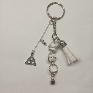 Ásványos kulcstartó medállal és bojttal  - táska & tok - kulcstartó & táskadísz - kulcstartó - Meska.hu
