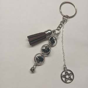 Ásványos kulcstartó medállal és bojttal  - táska & tok - kulcstartó & táskadísz - kulcstartó - Meska.hu