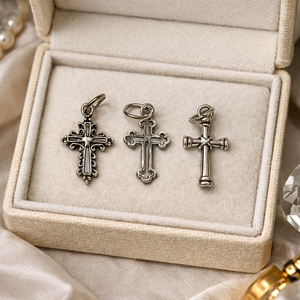 Keresztes medálos bőrszijas nyaklánc  - esküvő - ékszer - nyaklánc - Meska.hu