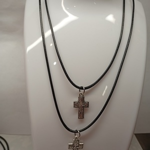 Keresztes medálos bőrszijas nyaklánc  - esküvő - ékszer - nyaklánc - Meska.hu