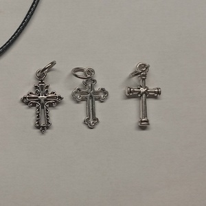 Keresztes medálos bőrszijas nyaklánc  - esküvő - ékszer - nyaklánc - Meska.hu