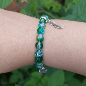 Három charm karkötő, Ékszer, Karkötő, Gyöngyös karkötő, Ékszerkészítés, Gyöngyfűzés, gyöngyhímzés, Ez a karkötő 16,5 cm-es, 8 mm-es roppantott üveggyöngyből, egy toll, egy lóhere és egy pici szív ch..., MESKA