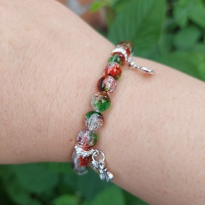 Négy charm karkötő, Ékszer, Karkötő, Charm karkötő, Ékszerkészítés, Gyöngyfűzés, gyöngyhímzés, Ez a karkötő 16,5 cm-es, 8 mm-es roppantott üveggyöngyből, egy méhecskés, egy lóherés, egy csilag é..., MESKA