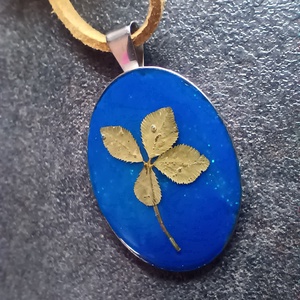 Szerencsehozó amulett négylevelű lóherével  - ékszer - nyaklánc - medál - Meska.hu