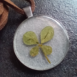 Szerencsehozó amulett négylevelű lóherével  - ékszer - nyaklánc - medál - Meska.hu