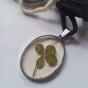 Szerencsehozó amulett négylevelű lóherével  - ékszer - nyaklánc - medál - Meska.hu