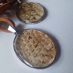 Transzformáció amulett siklóbőrrel - ékszer - nyaklánc - medál - Meska.hu