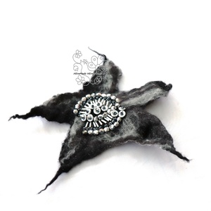 Fekete ezüst nemez kitűző bross hajékszer gyöngyökkel - ékszer - kitűző és bross - kitűző - Meska.hu