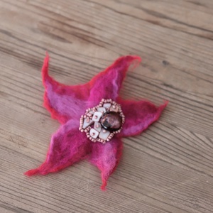 Pink nemez kitűző óriás bross hajékszer gyöngyökkel - ékszer - kitűző és bross - kitűző - Meska.hu