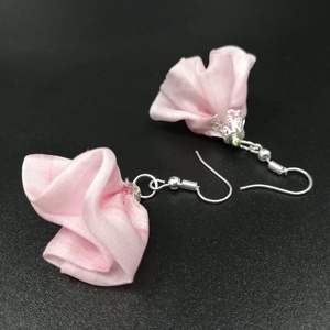 Bohém virág fülbevaló pasztell rózsaszín szirommal valódi hernyóselyem - ékszer - fülbevaló - lógó fülbevaló - Meska.hu