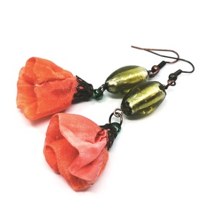Lógós fülbevaló narancs szín virág zöld üveggyönggyel - ékszer - fülbevaló - lógó fülbevaló - Meska.hu