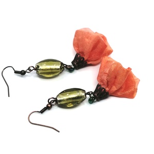 Lógós fülbevaló narancs szín virág zöld üveggyönggyel - ékszer - fülbevaló - lógó fülbevaló - Meska.hu