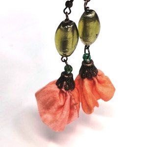 Lógós fülbevaló narancs szín virág zöld üveggyönggyel - ékszer - fülbevaló - lógó fülbevaló - Meska.hu