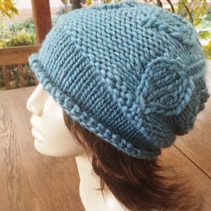 Szürkés lilás kék leveles vastag öko gyapjú női sapka kötött laza slouchy - Meska.hu