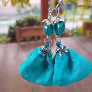 Türkiz hernyóselyem virág lógós fülbevaló indiai gyönggyel - ékszer - fülbevaló - lógó fülbevaló - Meska.hu