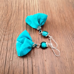 Türkiz hernyóselyem virág lógós fülbevaló indiai gyönggyel - ékszer - fülbevaló - lógó fülbevaló - Meska.hu