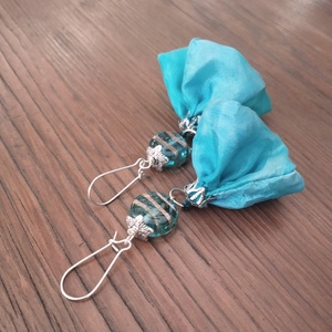 Világos türkiz hernyóselyem virág lógós fülbevaló indiai gyönggyel - ékszer - fülbevaló - lógó fülbevaló - Meska.hu