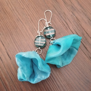 Világos türkiz hernyóselyem virág lógós fülbevaló indiai gyönggyel, Ékszer, Fülbevaló, Lógó fülbevaló, Ékszerkészítés, Selyemfestés, MESKA