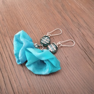 Világos türkiz hernyóselyem virág lógós fülbevaló indiai gyönggyel - ékszer - fülbevaló - lógó fülbevaló - Meska.hu