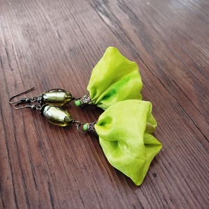 Pisztácia hernyóselyem virág lógós fülbevaló indiai gyönggyel - ékszer - fülbevaló - lógó fülbevaló - Meska.hu