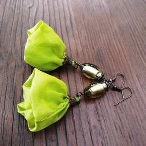 Pisztácia hernyóselyem virág lógós fülbevaló indiai gyönggyel - ékszer - fülbevaló - lógó fülbevaló - Meska.hu