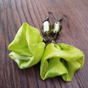 Pisztácia hernyóselyem virág lógós fülbevaló indiai gyönggyel - ékszer - fülbevaló - lógó fülbevaló - Meska.hu