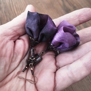 Boszi lila hernyóselyem virág lógós fülbevaló ásványgyönggyel - ékszer - fülbevaló - lógó fülbevaló - Meska.hu