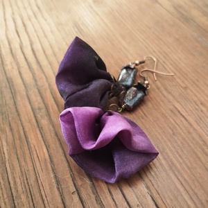 Boszi lila hernyóselyem virág lógós fülbevaló ásványgyönggyel - ékszer - fülbevaló - lógó fülbevaló - Meska.hu