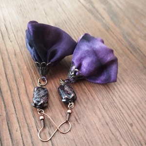 Boszi lila hernyóselyem virág lógós fülbevaló ásványgyönggyel - ékszer - fülbevaló - lógó fülbevaló - Meska.hu