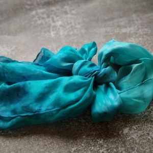 Türkizkék hernyóselyem női sál - Meska.hu