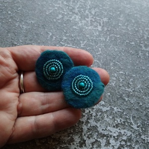 Türkiz gyapjú korong gyönggyel hímezve óriás pötty fülbevaló  - ékszer - fülbevaló - pötty fülbevaló - Meska.hu