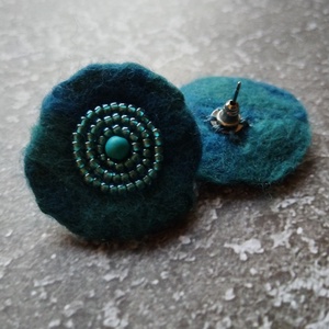 Türkiz gyapjú korong gyönggyel hímezve óriás pötty fülbevaló  - ékszer - fülbevaló - pötty fülbevaló - Meska.hu