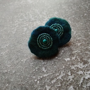 Türkiz gyapjú korong gyönggyel hímezve óriás pötty fülbevaló  - Meska.hu