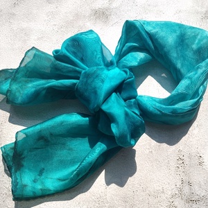 Türkizkék hernyóselyem női sál - Meska.hu