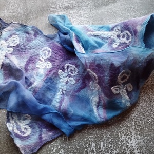 Liláskék csigavonalas selyem gyapjú nuno nemez sál, Ruha & Divat, Sál, Sapka, Kendő, Stóla, Selyemfestés, Nemezelés, A liláskék nuno nemez sál, stóla csigavonalas mintával hernyóselyem sálon. Gyapjú foltok, csiga von..., MESKA