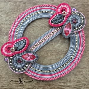 Pink-szürke-ezüst sujtás sál bross, kitűző, sujtásos ékszer - ékszer - kitűző és bross - kitűző - Meska.hu