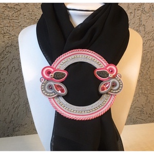 Pink-szürke-ezüst sujtás sál bross, kitűző, sujtásos ékszer - ékszer - kitűző és bross - kitűző - Meska.hu