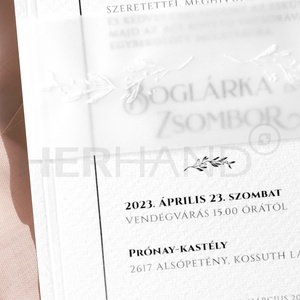 Dombornyomott esküvői meghívó, egyedi monogrammal és mintázott pauszszalaggal díszítve - esküvő - meghívó & kártya - meghívó - Meska.hu