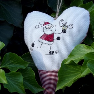 SKATIN' SANTA. Szív alakú függődísz ajtóra/ablakra - karácsony - mikulás - mikulás beltéri dekoráció - Meska.hu SKATIN' SANTA. Szív alakú függődísz ajtóra/ablakra - karácsony - mikulás - mikulás beltéri dekoráció - Meska.hu