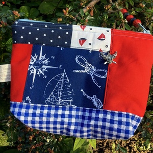  - - - - SALE / KÉSZLETKISÖPRÉS - - - ILE DE RÉ. Zipzáras patchwork neszi ezüstszínű koponyás charm-mal, Táska & Tok, Neszesszer, Patchwork, foltvarrás, Meska