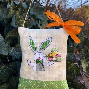 BUNNY WITH CUPCAKES. Függődísz muffinokat tartó keresztszemes nyuszival - Meska.hu