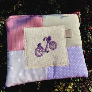 BIKE IN LILAC. Lila biciklis patchwork neszi vagy bármitartó, Táska & Tok, Neszesszer, Hímzés, Újrahasznosított alapanyagból készült termékek, Meska