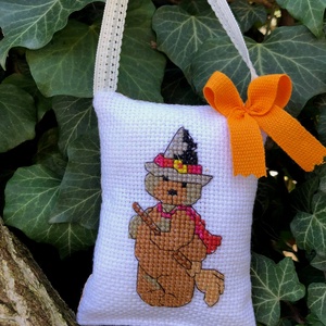 HALLOWEEN BEAR. Kedves őszi függődísz., Otthon & Életmód, Halloween, Halloweeni dekoráció, Dekoráció, Varrás, Hímzés, MESKA