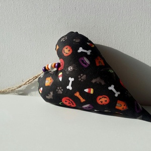 PAW-TY TIME. Mancsos-csontos felakasztható ajtódísz/ablakdísz cica- és kutyaimádóknak a Halloween-es időszakra :)., Otthon & Lakás, Dekoráció, Halloween, Halloweeni dekoráció, Hímzés, Újrahasznosított alapanyagból készült termékek, Meska